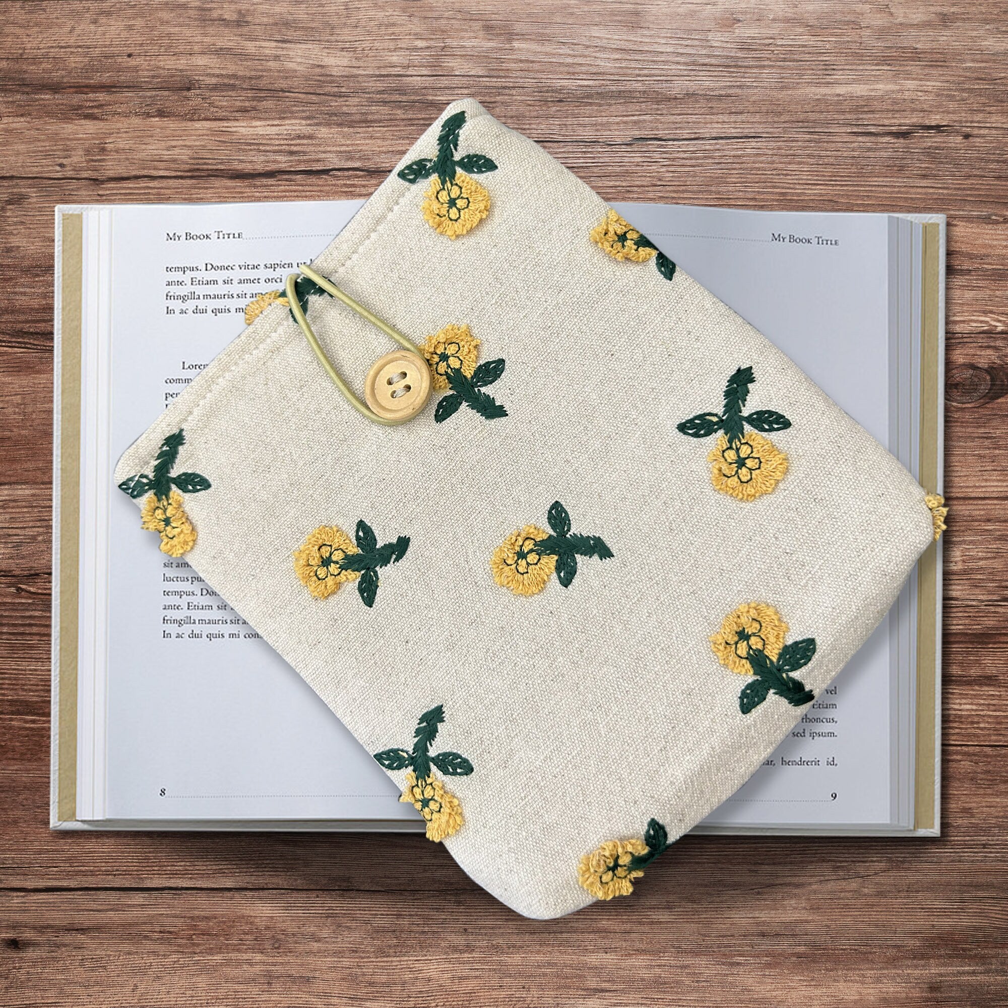 Embroidered Daisy Kindle Sleeve, Padded Book Sleeve, Book Pouch Kindle Paperwhite Case, Kindle Oasis Cover, Cute Book Sleeve